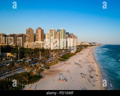 Vue aérienne de la plage Barra da Tijuca au cours de la fin de l'après-midi. Rio de Janeiro, Brésil. Banque D'Images