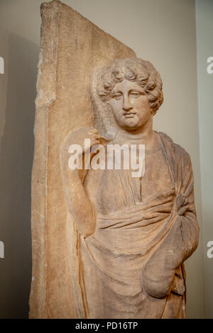 Une partie de la dalle funéraire Monument, la femme à main levée, trouvés Kerameikos Cimetière, 350-325 BC. Banque D'Images