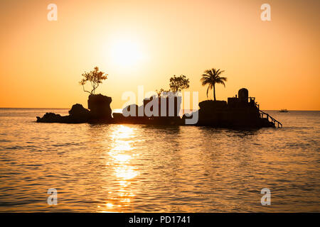 Willys Rock culte chrétien sur le coucher du soleil à Boracay Island, Philippines tropical. Banque D'Images