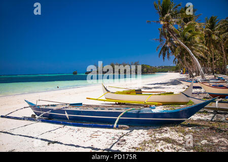 Le pêcheur local aux Philippines du bateau sur la Bulabog plage à l'île de Boracay. Aux Philippines. Banque D'Images