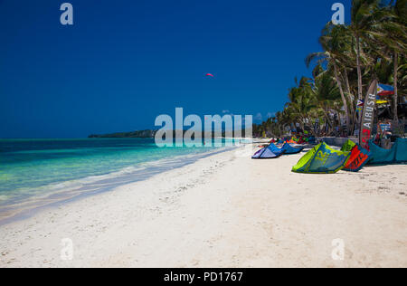 BORACAY, PHILIPPINES - Mars 19, 2016 : se préparer pour la planche à voile le 19 mars 2016. À Bulabog Beach Boracay. Philippines Banque D'Images