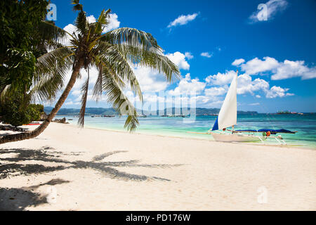 Bateau à voile traditionnel philippin sur White Beach. L'île de Boracay, Philippines. Banque D'Images