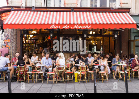 Café de Paris - La fin de l'après-midi au bar du marche sur la rue de Buci dans le quartier Saint Germain de Paris, France, Europe. Banque D'Images