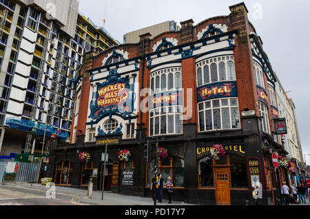 Liverpool, UK : Aug 3, 2018 : La Couronne Hôtel à Liverpool est un bâtiment classé grade 2. Il est situé à l'angle de l'Skelhorne Street et de Lime Street Banque D'Images