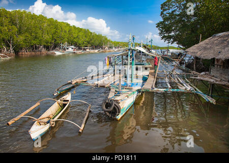 PALAWAN, PHILIPPINES-MARS 27, 2016 ; le bateau de pêcheur sur la rivière coule à travers des forêts de mangroves dans le nord de Palawan, le 27 mars 2016. Philadelphie Banque D'Images