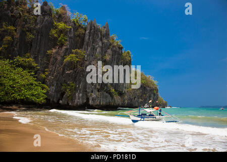 SABANG, PHILIPPINES-MARS 27, 2016, à partir de la ligne de bateaux longtail Sabang à entrée de la rivière souterraine souterraine de Puerto Princesa, l'un des 7 N Banque D'Images