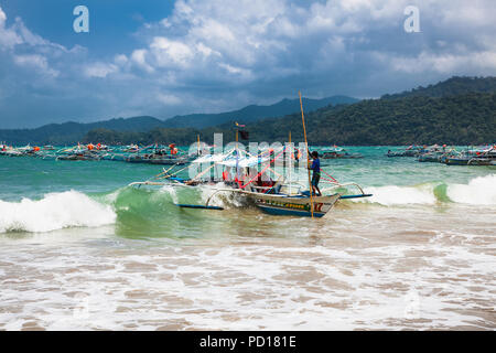 SABANG, PHILIPPINES-MARS 27, 2016, à partir de la ligne de bateaux longtail Sabang à entrée de la rivière souterraine souterraine de Puerto Princesa, l'un des 7 N Banque D'Images