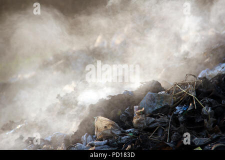 La combustion de déchets plastiques sur le côté de la route Banque D'Images