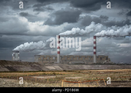 Ower du charbon émet de la fumée des cheminées de l'usine par cheminées Banque D'Images