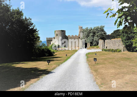 St florence, Pembrokeshire, Pays de Galles, Royaume-Uni. Le 25 juillet 2018. Château de Manorbier entrée depuis le nord-est avec la mer en arrière-plan sur Manorbi Banque D'Images