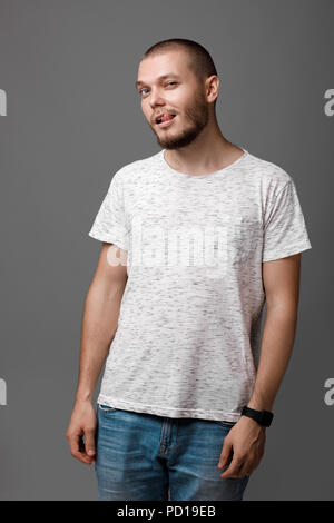 Le portrait du jeune homme barbu Banque D'Images