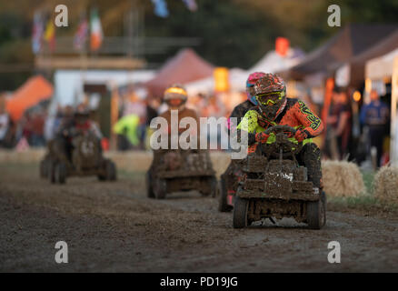 Billinghurst, UK. 4 août 2018. Les 12 heures d'enduarance tondeuse course commence à 20h le samedi et les équipes de partout dans le monde dans la nuit vers la ligne d'arrivée à 8h00 dimanche matin. Premiers tours de la course voir les tondeuses de déraper sur la surface d'affaiblir le terrain. Banque D'Images