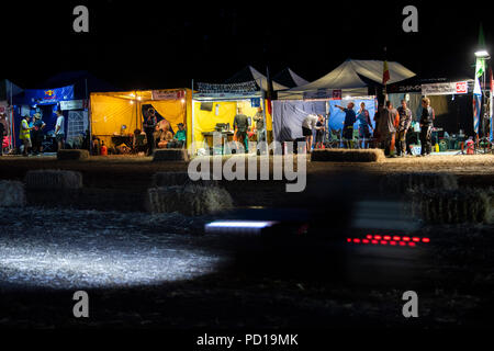 Billinghurst, UK. 4 août 2018. Les 12 heures d'enduarance tondeuse course commence à 20h le samedi et les équipes de partout dans le monde dans la nuit vers la ligne d'arrivée à 8h00 dimanche matin. Premiers tours de la course voir les tondeuses de déraper sur la surface d'affaiblir le terrain. Banque D'Images