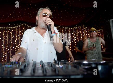 Vic Reeves effectue son Set Reggae au festival au Bestival, Dorset, UK Crédit : Finnbarr Webster/Alamy Live News Banque D'Images