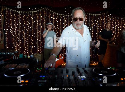 Vic Reeves effectue son Set Reggae au festival au Bestival, Dorset, UK Crédit : Finnbarr Webster/Alamy Live News Banque D'Images