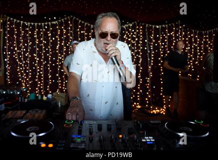 Vic Reeves effectue son Set Reggae au festival au Bestival, Dorset, UK Crédit : Finnbarr Webster/Alamy Live News Banque D'Images