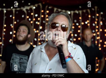 Vic Reeves effectue son Set Reggae au festival au Bestival, Dorset, UK Crédit : Finnbarr Webster/Alamy Live News Banque D'Images