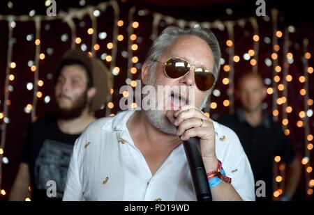 Vic Reeves effectue son Set Reggae au festival au Bestival, Dorset, UK Crédit : Finnbarr Webster/Alamy Live News Banque D'Images