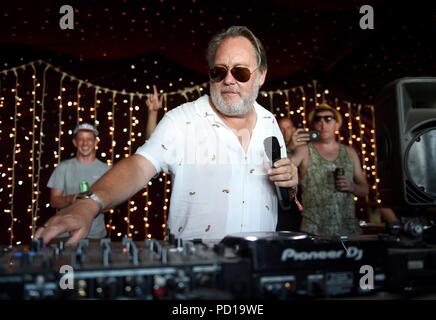 Vic Reeves effectue son Set Reggae au festival au Bestival, Dorset, UK Crédit : Finnbarr Webster/Alamy Live News Banque D'Images