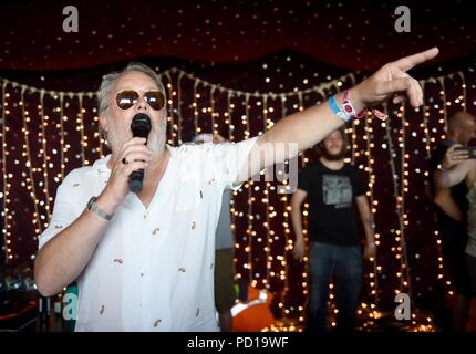 Vic Reeves effectue son Set Reggae au festival au Bestival, Dorset, UK Crédit : Finnbarr Webster/Alamy Live News Banque D'Images