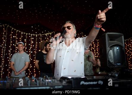 Vic Reeves effectue son Set Reggae au festival au Bestival, Dorset, UK Crédit : Finnbarr Webster/Alamy Live News Banque D'Images