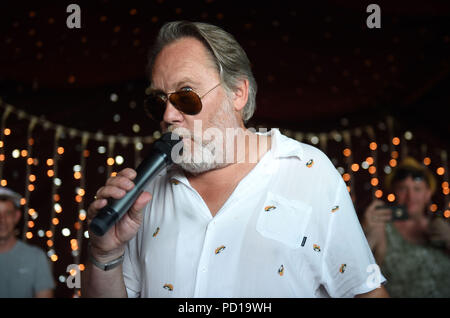 Vic Reeves effectue son Set Reggae au festival au Bestival, Dorset, UK Crédit : Finnbarr Webster/Alamy Live News Banque D'Images