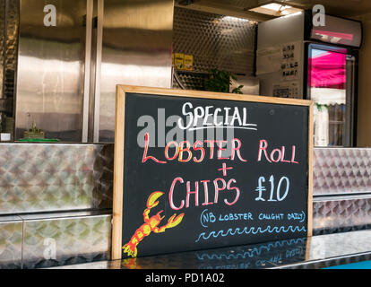 North Berwick, Royaume-Uni. 4 août 2018. North Berwick, Écosse, Royaume-Uni : un restaurant de fruits de mer à emporter en plein air qui vend des petits pains et des chips de homard ou des frites Banque D'Images