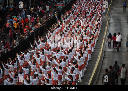 Jakarta, Indonésie. 5 août 2018. Des milliers d'étudiants indonésiens et les bénévoles effectuer la traditionnelle danse Poco-Poco le long des rues de Jakarta le 5 août 2018. Au moins 65 000 danseurs ont établi le record mondial Guinness pour une danse indonésienne et de promouvoir l'prochains Jeux Asiatiques. Poco-poco est provient de Manado en Indonésie Sulawesi du Nord de la province. Les Jeux asiatiques 2018 Palembang Jakarta aura lieu du 18 août au 02 septembre. Afriadi Hikmal Crédit : Fil/ZUMA/Alamy Live News Banque D'Images