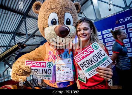 Berlin, Allemagne. Le 05 août, 2018. Championnats d'Europe d'ATHLÉTISME : Sandra Perkovic, lanceur de disque à partir de la Croatie, se tient à côté d'mascot Berlino à la conférence de presse d'ouverture. Les athlètes seront en compétition pour des médailles lors des Championnats d'Europe à partir du 7 août 2018 au 12 août 2018. Crédit : Michael Kappeler/dpa/Alamy Live News Banque D'Images