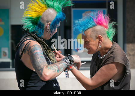 Personnages punk colorés aux cheveux teints au festival de punk de la Rebellion Resort.Le festival de la rébellion, anciennement vacances au soleil et le festival du gaspillage est un festival britannique de punk rock qui a eu lieu en 1996.L'exposition annuelle de Blackpool de cheveux de couleur, de vêtements de tartan et de vêtements de jambes déchirés est de retour comme chaque mois d'août à Blackpool, le meilleur de Punk rassemblement pour l'événement social de l'année. Banque D'Images