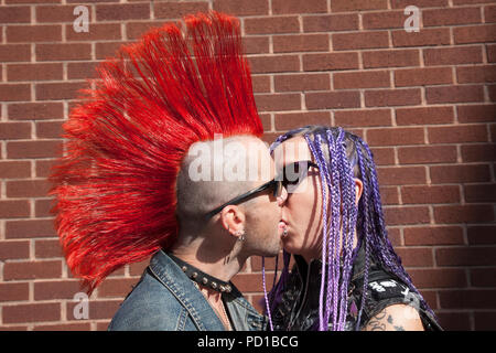 Blackpool, Royaume-Uni. 5 août 2018. Personnages colorés à l'hôtel Festival Punk rébellion. Festival de la rébellion, anciennement vacances au soleil et le gaspillage de Festival est un festival de rock punk britannique tenue pour la première fois en 1996. Annuel du Blackpool afficher des cheveux colorés, des vêtements déchirés et tartan leg-porter est de retour comme tous les mois d'août dans la région de Blackpool, le meilleur en matière de Punk se rassemblent pour l'événement social de l'année. /AlamyLiveNews MediaWorldImages Crédit : Banque D'Images