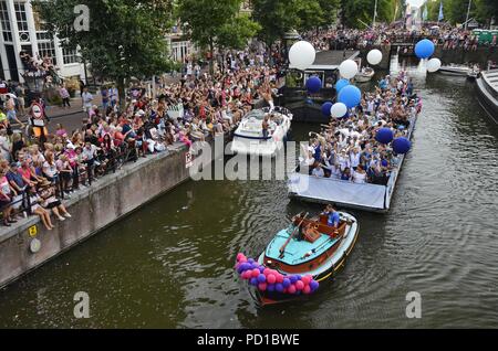 Amsterdam, Pays-Bas - 4 août 2018 : Le bateau FunX sur le canal Prinsengracht, au moment de la Pride Parade de bateaux Crédit : Adam Photographie/Szuly Alamy Live News Banque D'Images