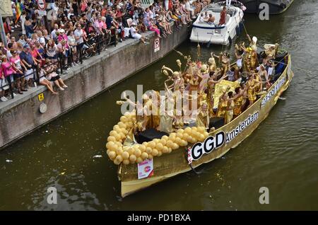 Amsterdam, Pays-Bas - 4 août 2018 : Le bateau sur la SOA GGD canal Prinsengracht, au moment de la Pride Parade de bateaux chez les spectateurs Crédit : Adam Photographie/Szuly Alamy Live News Banque D'Images