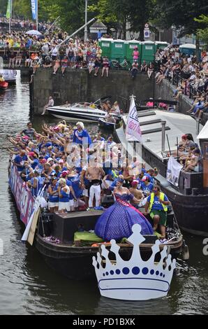 Amsterdam, Pays-Bas - 4 août 2018 : Le Café 't Achterom en bateau sur le canal de Prinsengracht au moment de l'Amsterdam Pride parade de bateaux chez les spectateurs Crédit : Adam Photographie/Szuly Alamy Live News Banque D'Images