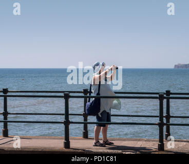 La ville de Sidmouth, UK 5th Aug 18 une dame prend des photos sur le front de mer à mesure que les températures montent de nouveau à Sidmouth sur la côte du Devon. Central Photo / Alamy Live News Banque D'Images