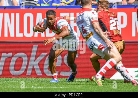 Bolton, Royaume-Uni. 5 août 2018. Demi-finale de la Coupe du Défi de Ladbrokes , St Helens v des Dragons Catalans ; Regan grâce de St Helens évite l'attaquer à partir de Lewis Tierney de Catalans Crédit : Dragaons News Images /Alamy Live News Banque D'Images