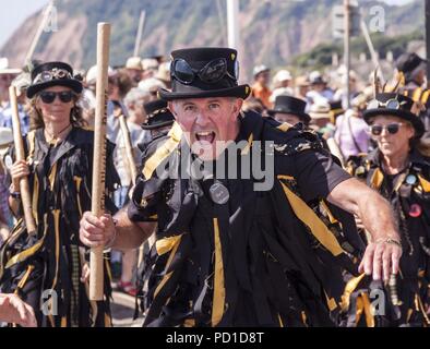 Sidmouth, Royaume-Uni. 5 août 2018. Folk Festival - une journée de danse sur l'Esplanade du front de mer à Sidmouth, Devon. Depuis 1955, la semaine folklorique de Sidmouth domine la scène folklorique depuis 63 ans et attire maintenant dix des milliers de visiteurs à plus de 700 événements divers. Banque D'Images