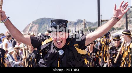 Sidmouth, Royaume-Uni. 5 août 2018. Folk Festival - une journée de danse sur l'Esplanade du front de mer à Sidmouth, Devon. Depuis 1955, la semaine folklorique de Sidmouth domine la scène folklorique depuis 63 ans et attire maintenant dix des milliers de visiteurs à plus de 700 événements divers. Banque D'Images