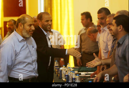 La ville de Gaza, bande de Gaza, territoire palestinien. 5 Août, 2018. Les responsables du Hamas palestinien Husam Badran et Khalil al-Hayya arrivent pour une réunion avec les factions palestiniennes à Gaza le 5 août 2018 : Crédit d'Ashraf Amra/APA/Images/fil ZUMA Alamy Live News Banque D'Images