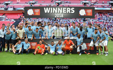 Londres, Royaume-Uni. Le 05 août, 2018. L'ÉQUIPE DE MANCHESTER CITY CÉLÉBRER AVEC LA FA COMMUNITY SHIELD CHELSEA V MANCHESTER CITY CHELSEA V MANCHESTER CITY, FA COMMUNITY SHIELD 05 août 2018 GBC10017 LA FA COMMUNITY SHIELD 05/08/18 Rédaction STRICTEMENT UNIQUEMENT. Si le joueur/joueurs représentés dans cette image est/sont de jouer pour un club anglais ou l'équipe d'Angleterre. Puis cette image ne peut être utilisé qu'à des fins rédactionnelles. Pas d'utilisation commerciale. Les usages suivants sont également restreintes MÊME SI DANS UN CONTEXTE ÉDITORIAL : utilisez conjointement avec, ou partie de, toute l'audio, vidéo, données, Banque D'Images