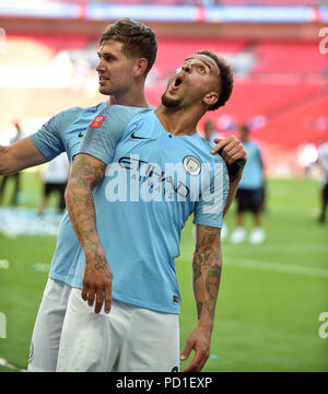 Londres, Royaume-Uni. Le 05 août, 2018. John Pierres de Manchester City et Kyle Walker de Manchester City célèbrent à la fin du match CHELSEA V MANCHESTER CITY CHELSEA V MANCHESTER CITY, FA COMMUNITY SHIELD 05 août 2018 GBC10021 LA FA COMMUNITY SHIELD 05/08/18 Rédaction STRICTEMENT UNIQUEMENT. Si le joueur/joueurs représentés dans cette image est/sont de jouer pour un club anglais ou l'équipe d'Angleterre. Puis cette image ne peut être utilisé qu'à des fins rédactionnelles. Pas d'utilisation commerciale. Les usages suivants sont également restreintes MÊME SI DANS UN CONTEXTE ÉDITORIAL : utilisez conjointement avec, ou partie d'un, Banque D'Images