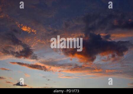 Schleswig, Deutschland. Le 04 août, 2018. Un ciel nuageux plus de Schleswig, dans le nord de l'Allemagne. Après des semaines de sécheresse et de chaleur, quelques nuages fournir quelques temps plus frais dans le nord. Utilisation dans le monde entier | Credit : dpa/Alamy Live News Banque D'Images