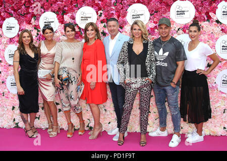 Soltau, Deutschland. 06Th Aug 2018. Melanie Chisholm/Mel C, Gerit Kling, Anja Kling, Linda Gray, Joachim Llambi, Ella Endlich, Pietro Lombardi et Clea-Lacy Juhn lors de la Shopping dans le Designer Outlet Soltau. Soltau, 03.08.2018 | Conditions de crédit dans le monde entier : dpa/Alamy Live News Banque D'Images
