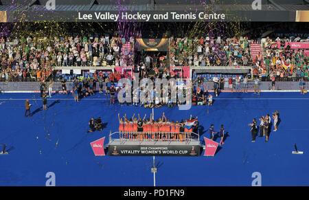 Londres, Royaume-Uni. Le 05 août, 2018. L'équipe hollandaise avec le trophée et banderoles flottant. Holland / Irlande. Match 36. Finale. Médaille d'or. Womens Hockey World Cup 2018. Lee Valley hockey centre. Queen Elizabeth Olympic Park. Stratford. Londres. UK. 05/08/2018. Credit : Sport en images/Alamy Live News Banque D'Images