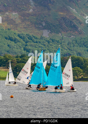 Le lac Bassenthwaite, UK. 5 Août, 2018. Beau temps, mais des vents légers, ont entraîné des reports sur la deuxième journée de courses à Bassenthwaite Sailing Week. Des centaines de passionnés de voile prendre part dans les neuf jours de l'événement qui est organisé chaque année par le Club de voile de Bassenthwaite dans Cumbria. La toile de Skiddaw fournit paysage spectaculaire pour les deux marins et les spectateurs, même si le beau temps entraîne peu d'énergie éolienne. Cette année, l'événement se déroule du 4 au 12 août. Bailey-Cooper Photo Photography/Alamy Live News Banque D'Images