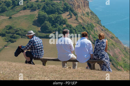 La ville de Sidmouth, l'est du Devon, Royaume-Uni. 5 août 2018. Météo France : soleil et ciel bleu dans l'est du Devon. Les marcheurs et les visiteurs profiter de la belle campagne et paysages côtiers le long de la South West Coast Path près de Sidmouth sur une journée ensoleillée et très chaude. Credit : Celia McMahon/Alamy Live News Banque D'Images