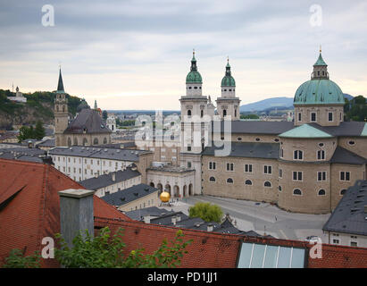 Salzbourg, Autriche. 23 Juin, 2018. Une scène de Salzbourg, en Autriche. Salzbourg est une ville autrichienne à la frontière de l'Allemagne, avec vue sur les Alpes orientales. La ville est traversée par la rivière Salzach, médiévale et baroque avec des bâtiments de la zone piétonne de l'Altstadt (vieille ville) sur sa rive gauche, face au 19ème siècle Neustadt (Nouvelle ville) sur sa droite. Crédit : Leigh Taylor/ZUMA/Alamy Fil Live News Banque D'Images