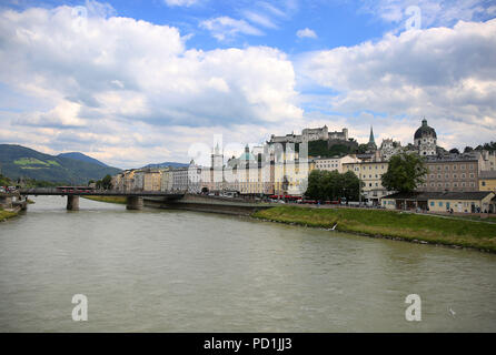 Salzbourg, Autriche. 23 Juin, 2018. Une scène de Salzbourg, en Autriche. Salzbourg est une ville autrichienne à la frontière de l'Allemagne, avec vue sur les Alpes orientales. La ville est traversée par la rivière Salzach, médiévale et baroque avec des bâtiments de la zone piétonne de l'Altstadt (vieille ville) sur sa rive gauche, face au 19ème siècle Neustadt (Nouvelle ville) sur sa droite. Crédit : Leigh Taylor/ZUMA/Alamy Fil Live News Banque D'Images