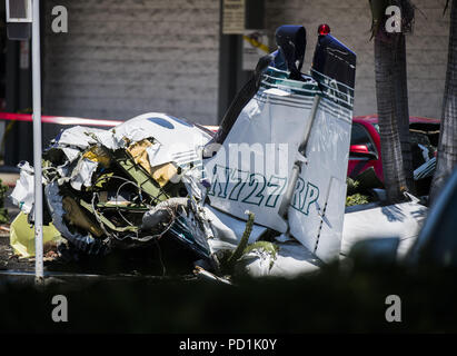 Santa Ana, CA, USA. 5 Août, 2018. L'épave d'un avion Cessna se trouve dans la base de stationnement du côté est Bristol St à Santa Ana, CA. Un bimoteur Cessna s'est écrasé près de l'aéroport John Wayne SNA dimanche après-midi le 5 août, 2018 dans la base parking dans le bloc 3000 de Bristol St à Santa Ana, CA USA. Une PIO pour l'Orange County Fire Authority a confirmé, il y a eu 5 décès confirmés à bord de l'aéronef, sans blessures signalées sur le terrain. Crédit : Stuart Palley/ZUMA/Alamy Fil Live News Banque D'Images