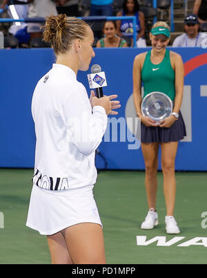 Washington, USA. 5 août 2018 : Svetlana Kuznetsova Donna Vekic adresses après les finales de l'Open de tennis de Citi match à Rock Creek Park, à Washington DC. Justin Cooper/CSM Banque D'Images